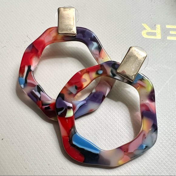 Acetate multicolor drop hoop earrings - Picture 3 of 3
